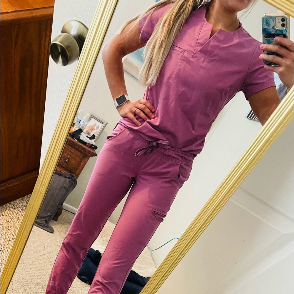 Jaanuu Scrub Set